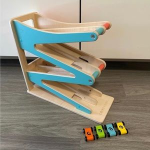 Lovevery car ramp with 4 cars